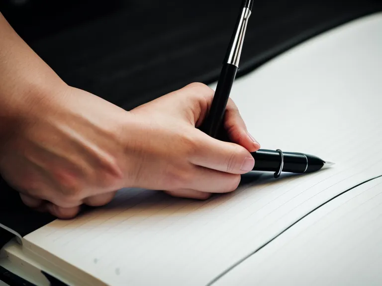 Notas manuscritas sobre logística y gestión de equipos en retail, clave para evaluar cursos de pensamiento crítico
